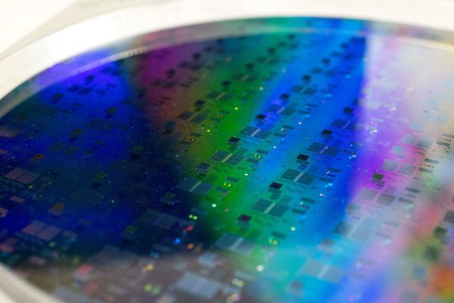 © Bloomberg. A 300 millimetre silicon wafer in the clean rooms at the Globalfoundries semiconductor fabrication (fab) plant in Dresden, Germany, on Thursday, Feb. 11, 2021. The EU outlined a goal last year to produce at least one-fifth of the world’s chips and microprocessors by value, without giving details on how this would be achieved. Photographer: Liesa Johannssen-Koppitz/Bloomberg