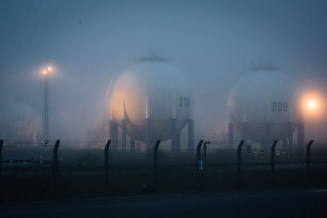 © Bloomberg. Dawn fog shrouds Horton sphere storage pressure vessels at the Total SE Grandpuits oil refinery in Grandpuits-Bailly-Carrois, France, on Thursday, May 27, 2021. The French energy giant holds its annual general meeting on May 28. Photographer: Cyril Marcilhacy/Bloomberg