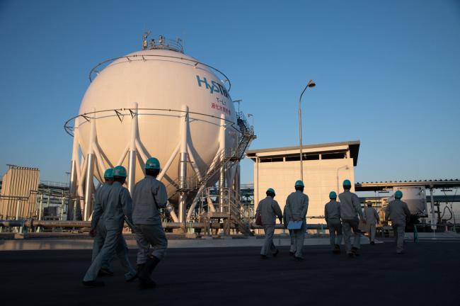© Bloomberg. The liquefied hydrogen receiving terminal on Kobe Airport Island in Kobe, Japan.
