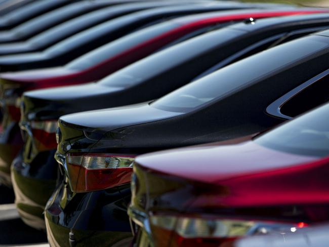 © Bloomberg. Vehicles sit on display for sale on the lot of a car dealership in Peoria, Illinois. Photographer: Daniel Acker