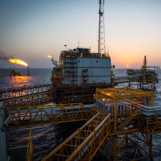 © Bloomberg. Gas flares burn from pipes aboard an offshore oil platform in the Persian Gulf's Salman Oil Field, operated by the National Iranian Offshore Oil Co., near Lavan island, Iran, on Thursday, Jan. 5. 2017. Nov. 5 is the day when sweeping U.S. sanctions on Irans energy and banking sectors go back into effect after Trumps decision in May to walk away from the six-nation deal with Iran that suspended them. Photographer: Ali Mohammadi/Bloomberg