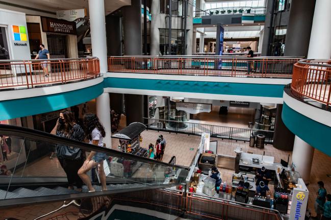 © Bloomberg. Shoppers ride up an escalator at a mall in Syracuse, New York on July 10. Photographer: Maranie Staab/Bloomberg