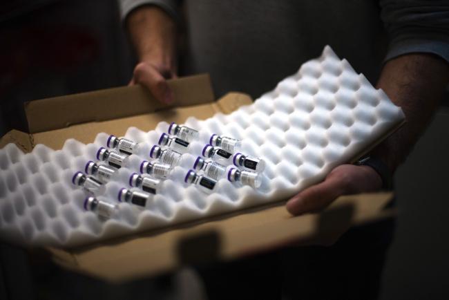 © Bloomberg. A box of Pfizer-BioNTech Covid-19 vaccines is opened after delivery to the Ambroise Pare Clinic in Paris, France, on Wednesday, Jan. 6, 2021. The French government is trying to make up for a slow start to its Covid-19 vaccination program after criticism from doctors and opposition politicians.