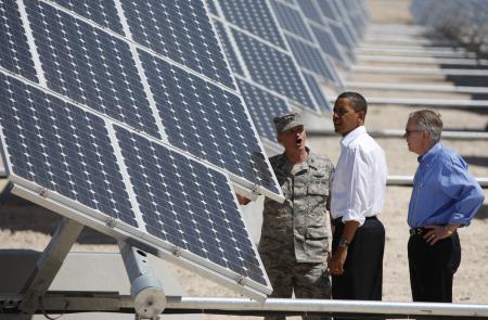 © Reuters. U.S. President Barack Obama inspects an array of solar panels at Nellis Air Force Base in Las Vegas, Nevada, in 2009. The Obama administration is pushing to boost renewable energy use and energy efficiency in federally owned buildings, including military bases.