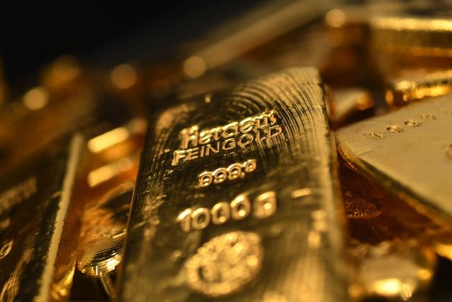 Gold Rips Up Record Book as $2,000 Test Looms in Hunt for Haven