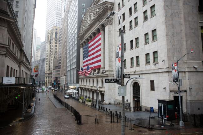 © Bloomberg. Rain falls over the New York Stock Exchange (NYSE) in New York, U.S., on Tuesday, April 21, 2020. Treasury futures ended Tuesday mixed, with front-end yields slightly cheaper on the day and rest of the curve richer, yet off session lows reached during U.S. morning. Photographer: Michael Nagle/Bloomberg