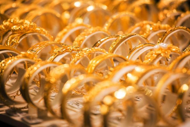 © Bloomberg. Gold bangles sit inside a display case at a Chow Tai Fook Jewellery Group Ltd. store in the Central district of Hong Kong, China, on Friday, Jan. 20, 2017. Chow Tai Fook, the world's largest jewelry chain, last year launched the first of a line of mainland shops selling lower-priced jewelry, with average prices of 2,000 yuan ($291), about a third the prices at its flagship stores.