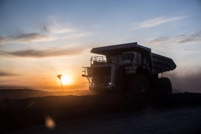 © Bloomberg. The sun sets over a dump truck operating at the Tavan Tolgoi coal deposit developed by Erdenes Tavan Tolgoi JSC, a unit of Erdenes Mongol LLC, during sunset in Tsogtsetsii, Ömnögovi Province, Mongolia, on Monday, Sept. 24, 2018. Mongolia has expanded its coal reserves by 24 percent at the state-owned giant Tavan Tolgoi mine to 6.34 billion tons, according to Erdenes Tavan Tolgoi Chief Executive Officer Gankhuyag Battulga. Mongolian lawmakers in June approved a plan to sell up to 30% of the coal mine in the Gobi desert, the latest attempt to develop what's anticipated to be massive coking and thermal coal deposit. Photographer: Taylor Weidman/Bloomberg