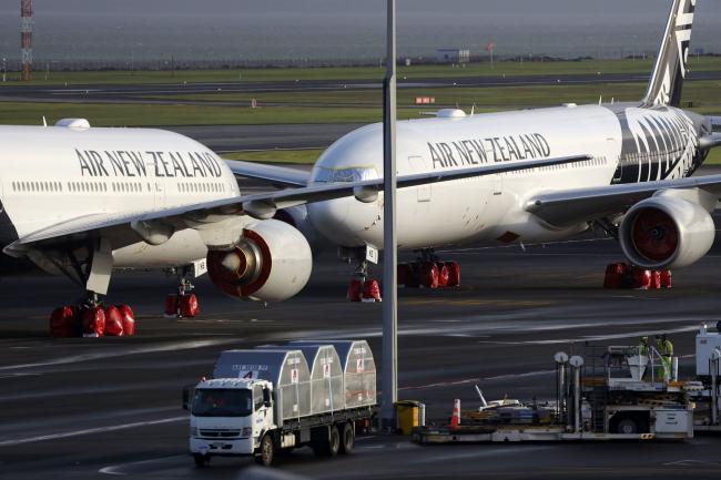 © Bloomberg. Air New Zealand Ltd. aircraft sit on the tarmac at the International Terminal of Auckland Airport in Auckland, New Zealand, on Tuesday, July 7, 2020. New Zealand’s government will limit the number of citizens flying home with the national airline to reduce pressure on its overflowing quarantine facilities.