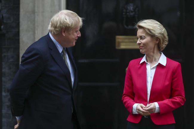 © Bloomberg. Boris Johnson, U.K. prime minster, left, greets Ursula von der Leyen, president of the European Commission, on the steps of number 10 Downing Street in London, U.K., on Wednesday, Jan. 8, 2020. Johnson will tell Von der Leyen that his government is only interested in negotiating a free trade agreement with its largest market, and that he’s determined to achieve it by the end of the year. Photographer: Simon Dawson/Bloomberg