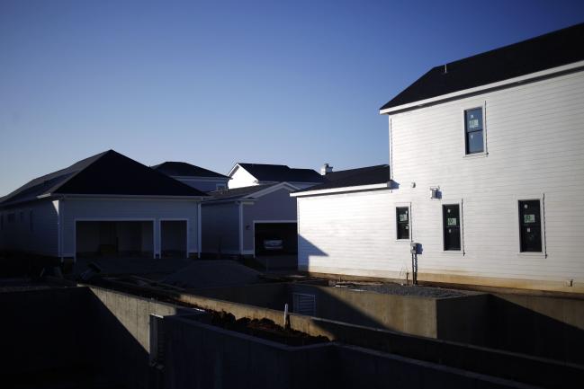 © Bloomberg. Homes stand under construction at the Norton Commons housing development in Louisville, on Jan. 5.