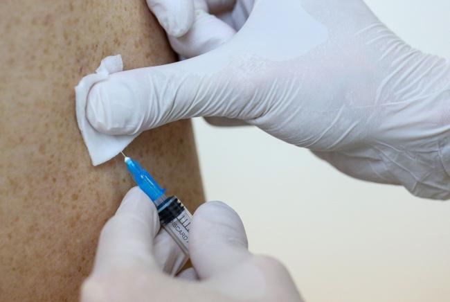 © Bloomberg. A heath worker injects the 'Gam-COVID-Vac', also known as 'Sputnik V', COVID-19 vaccine, developed by the Gamaleya National Research Center for Epidemiology and Microbiology and the Russian Direct Investment Fund (RDIF), into a patients arm during a post-registration phase trial at the City Clinic #46 in Moscow, Russia, on Wednesday, Sept. 23, 2020. The Russian Direct Investment Fund will sell 32 million doses of Sputnik V to Mexico, with deliveries starting in November, the sovereign wealth fund said in a statement. Photographer: Andrey Rudakov/Bloomberg