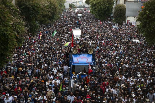 © Bloomberg. Protesters march towards Government House and the offices of the Prime Minister during a rally in Bangkok on Oct. 14.