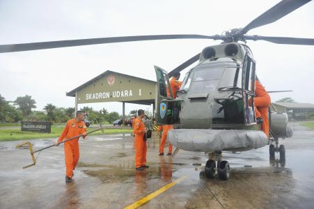 © REUTERS/Antara Foto/Jessica Helena Wuysang. A search and rescue squad from the Indonesian Airforce prepare to depart on a Puma helicopter to take part in the search for the missing AirAsia Flight QZ8501, from a base in Kubu Raya, West Kalimantan December 28, 2014.