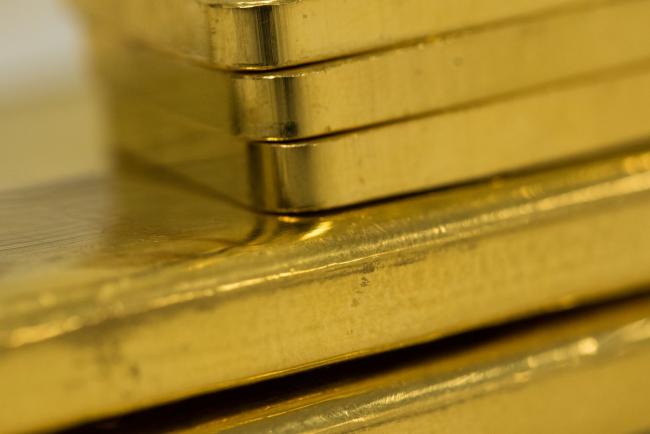 © Bloomberg. A selection of gold bars of various weights sit at Gold Investments Ltd. bullion dealers in this arranged photograph in London, U.K., on Wednesday, July 29, 2020. Gold held its ground after a record-setting rally as investors awaited the outcome of a Federal Reserve meeting amid expectations policy makers will remain dovish, potentially spurring more gains. Photographer: Chris Ratcliffe/Bloomberg