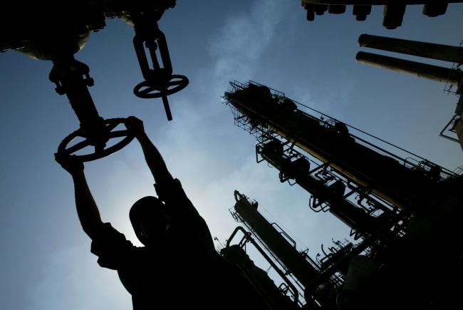 © Bloomberg. An Iraqi oil worker works at a refinery in Baghdad, Iraq.