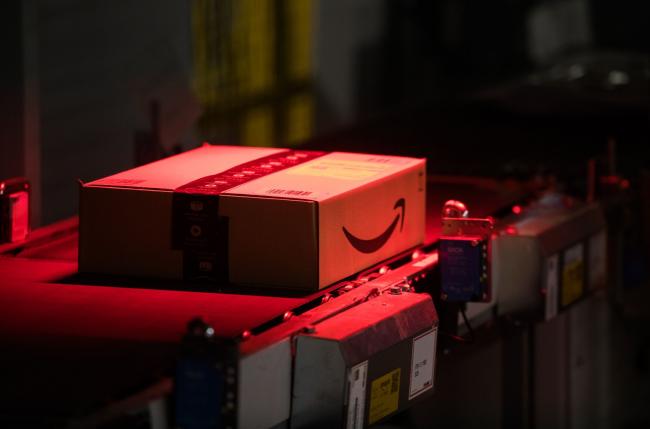 © Bloomberg. A package is scanned as it moves along a conveyor belt at an Amazon.com Inc. fulfillment center in Kegworth, U.K., on Monday, Oct. 12, 2020. Prime Day, a two-day shopping event Amazon unveiled in 2015 to boost sales during the summer lull, usually occurs in July, but this year got pushed to Oct. 13 in 19 countries, including Brazil, with over 1 million products for sale worldwide. Photographer: Chris Ratcliffe/Bloomberg