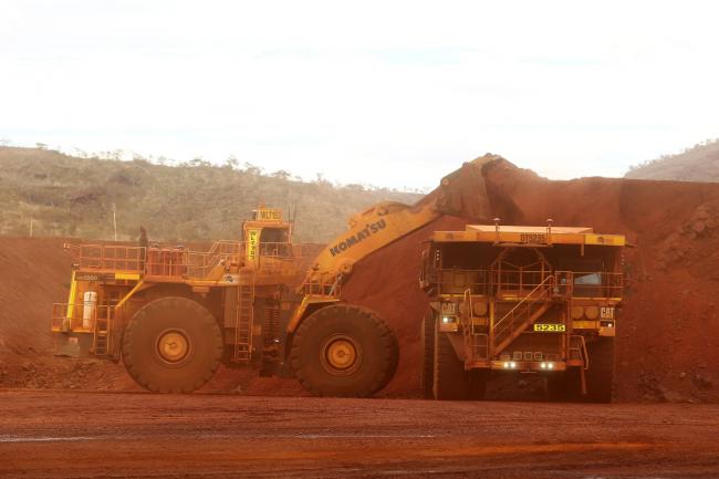 © Bloomberg. An excavator loads ore into an autonomous dump truck at Fortescue Metals Group Ltd.'s Solomon Hub mining operations in the Pilbara region, Australia, on Thursday, Oct. 27, 2016. Shares in Fortescue, the world's No. 4 iron ore exporter, have almost trebled in 2016 as iron ore recovered, and the company cut costs and repaid debt. Photographer: Brendon Thorne/Bloomberg