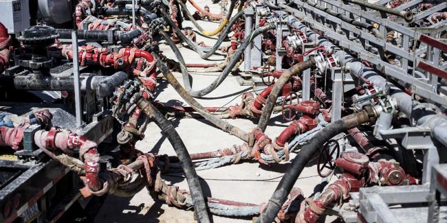 © Bloomberg. Machinery used to fracture shale formations stands at a Royal Dutch Shell Plc hydraulic fracking site near Mentone, Texas, U.S., on Thursday, March 2, 2017. Exxon Mobil Corp., Royal Dutch Shell and Chevron Corp., are jumping into American shale with gusto, planning to spend a combined $10 billion this year, up from next to nothing only a few years ago. Photographer: Matthew Busch/Bloomberg