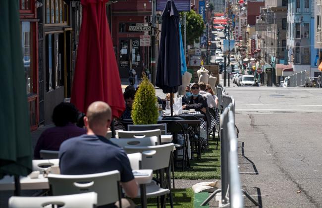 © Bloomberg. People dine outside on Grant Street in San Francisco.