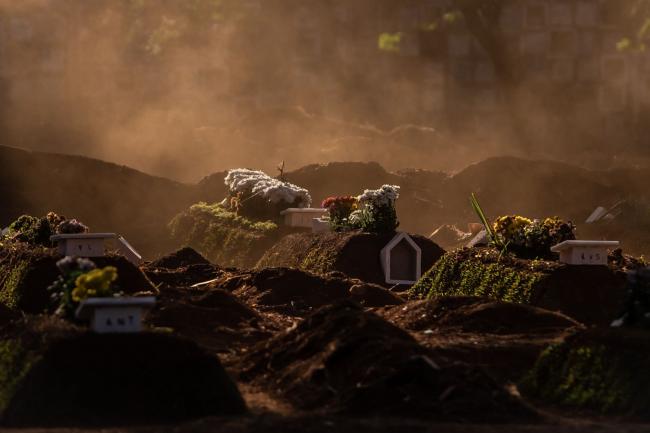 © Bloomberg. Flowers sit on graves at the Vila Formosa cemetery in Sao Paulo, Brazil, on Friday, May 29, 2020. Brazil has more cases than any country except the U.S. and some models forecast that deaths, currently over 26,500, could more than quadruple in coming months. Photographer: Jonne Roriz/Bloomberg