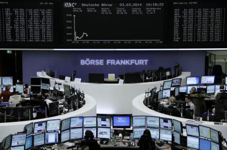 © Reuters. Traders are pictured at their desks in front of the DAX board at the Frankfurt stock exchange on March 3, 2014.