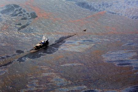 © Reuters. Oil floats on the surface of the Gulf of Mexico around a work boat at the site of the Deepwater Horizon oil spill in the Gulf of Mexico in 2010. Five years later, BP claims the Gulf ecosystem is recovering well from the spill, but federal scientists are disputing the company's statements.