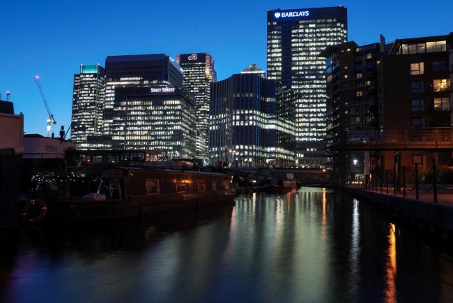 © Bloomberg. Lights of the Barclays Plc head offices and other office blocks shine at the Canary Wharf business, financial and shopping district in London, U.K., on Tuesday, March 21, 2017. Barclays is considering Dublin for their EU base to ensure continued access to the single market, said people familiar with the plans,asking not to be named because the plans aren't public. Photographer: Luke MacGregor/Bloomberg