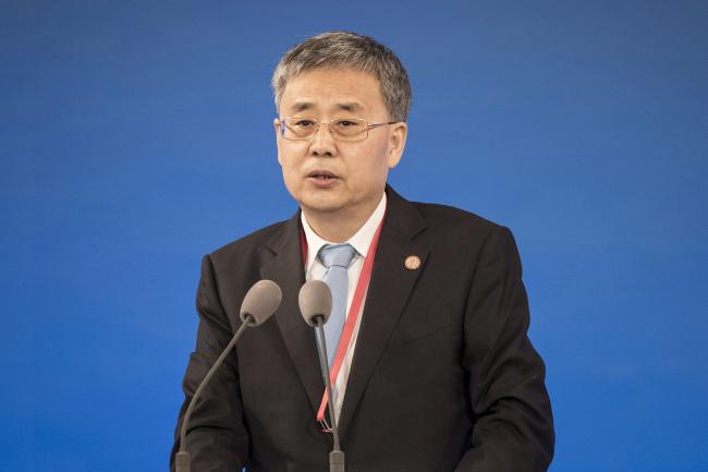 © Bloomberg. Guo Shuqing, deputy governor of the People's Bank of China (PBOC) and chairman of the China Banking Regulatory Commission, speaks during the Lujiazui Forum in Shanghai, China, on Thursday, June 14, 2018. China's central bank is studying policies to boost loans to smaller firms, PBOC Governor Yi Gang said in a speech to the annual forum.