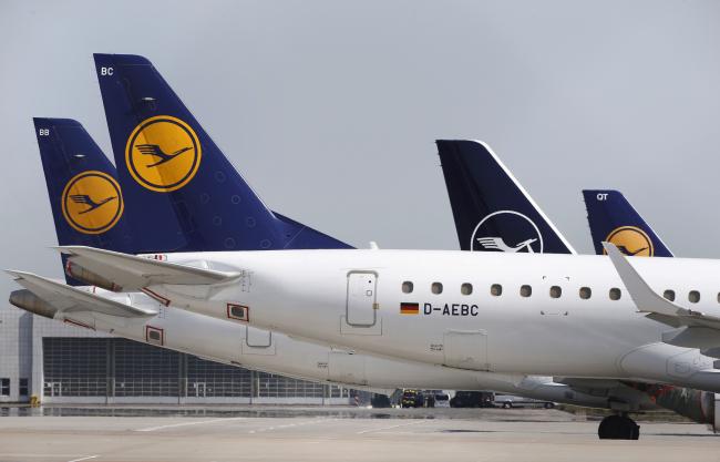 © Bloomberg. The Deutsche Lufthansa aircraft on the tarmac at Munich airport. Photographer: Michaela Handrek-Rehle/Bloomberg