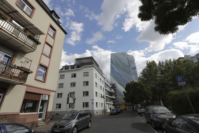 © Bloomberg. The European Central Bank (ECB) headquarters stands near residential apartment blocks in Frankfurt, Germany, on Wednesday, April 29, 2020. The ECB’s response to the coronavirus has calmed markets while setting it on a path that could test its commitment to the mission to keep prices stable.