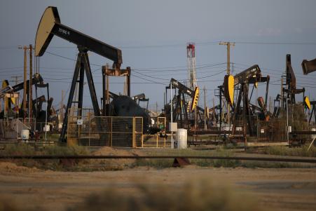© Reuters. Pump jacks are seen in the Lost Hills Oil Field in California.