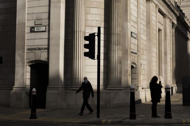 © Bloomberg. A pedestrian walks past the Bank of England (BOE) in the City of London, U.K., on Monday, Nov. 2, 2020. U.K. Prime Minister Boris Johnson, who on Saturday announced England will enter partial lockdown on Nov. 5, will on Monday try to fend off a looming rebellion from members of his Conservative Party by trying to reassure them the measures will only last four weeks. Photographer: Jason Alden/Bloomberg