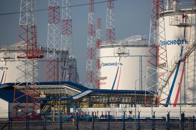 © Bloomberg. Oil storage tanks stand at the Volodarskaya line operation dispatcher station (LODS), operated by Transneft PJSC, in Konstantinovo village, near Moscow, Russia, on Tuesday, April 7, 2020. The world’s largest oil producers moved closer to an unprecedented deal to ratchet back production and rescue crude markets from a pandemic-driven collapse, after Russia signaled it’s ready to make cuts. Photographer: Andrey Rudakov/Bloomberg