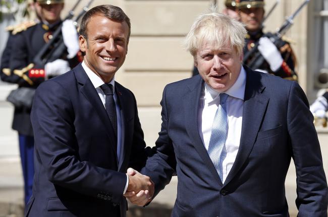 © Bloomberg. PARIS, FRANCE - AUGUST 22: French President Emmanuel Macron welcomes British Prime Minister Boris Johnson prior to their meeting at the Elysee Presidential Palace on August 22, 2019 in Paris, France. Boris Johnson is on an official visit to Paris prior to attending the 45th G7 summit in Biarritz. (Photo by Thierry Chesnot/Getty Images)