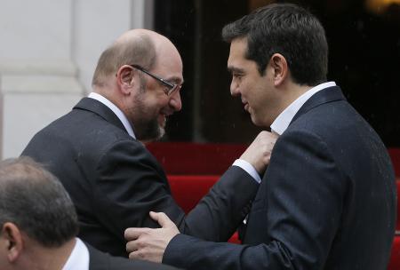 © Reuters. European Parliament President Martin Schulz (left), a German, talks with newly elected Greek Prime Minister Alexis Tsipras outside the Greek premier's office in Athens on Jan. 29, 2015.