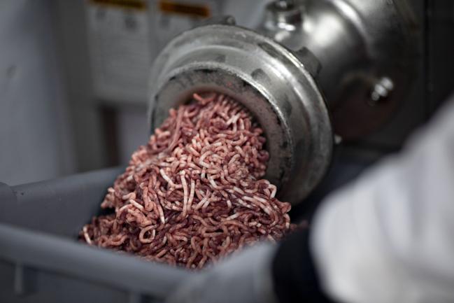 © Bloomberg. Beef is ground in the meat department of a supermarket in Princeton, Illinois, U.S., on Thursday, April 16, 2020. The Trump administration would like to make purchases of milk and meat products as part of a $15.5 billion initial aid package to farmers rattled by the coronavirus, said Agriculture Secretary Sonny Perdue. Photographer: Daniel Acker/Bloomberg