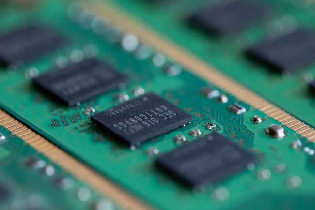 © Bloomberg. Samsung Electronics Co. Double-Data-Rate (DDR) memory modules are arranged for a photograph in Seoul, South Korea, on Friday, April 5, 2019. Samsung reported its worst operating-profit drop in more than four years, buffeted by falling memory-chip prices and slowing smartphone sales. Photographer: SeongJoon Cho/Bloomberg