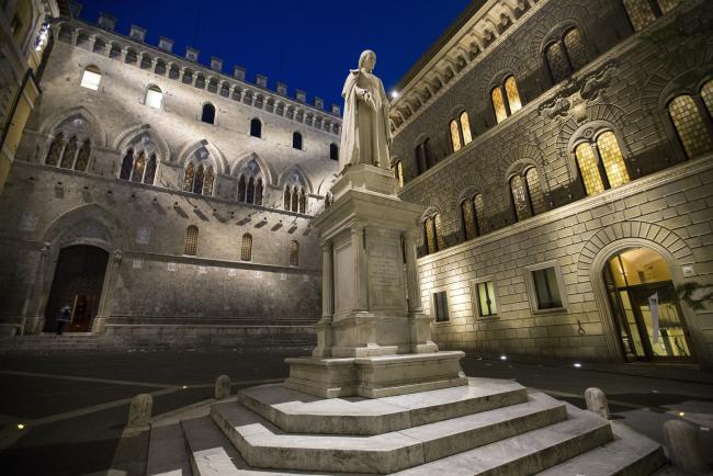 © Bloomberg. The statue of Sallustio Bandini, an economist and politician, stands in Piazza Salimbeni in front of the Monte dei Paschi di Siena bank headquarters in Siena, Italy.