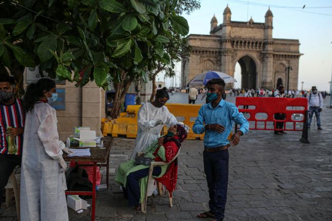 India’s Central Bank Holds Rate as Virus Surge Risks Recovery