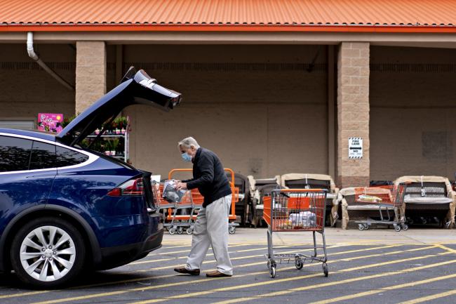 © Bloomberg. A customer wears a protective mask while loading purchases into a vehicle outside a Home Depot Inc. store in Reston, Virginia, U.S., on Thursday, May 21, 2020. Home Depot Inc. this week fell as the cost of Covid-19 measures offset higher sales, tempering financial gains from renewed consumer interest in home-improvement projects. Photographer: Andrew Harrer/Bloomberg