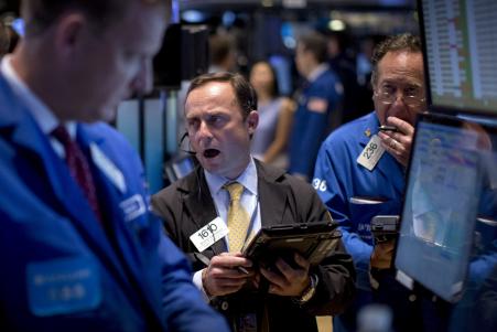 © Reuters/Brendan McDermid. Traders work on the floor of the New York Stock Exchange August 20, 2015.