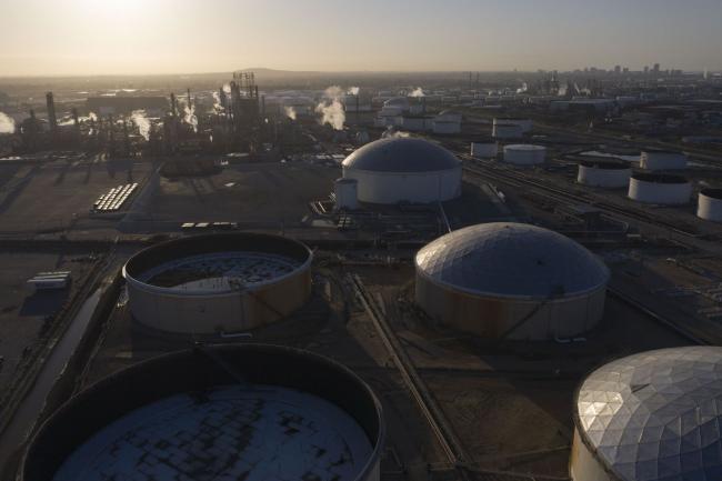 © Bloomberg. Oil storage tanks are seen at the Phillips 66 Los Angeles Refinery Carson Plant in this aerial photograph taken above Carson, California, U.S., on Tuesday, April 21, 2020. U.S. crude futures plunged below zero on Monday for first time. Photographer: Bing Guan/Bloomberg