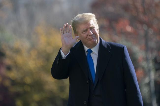 © Bloomberg. U.S. President Donald Trump waves while walking on the South Lawn of the White House after exiting Marine One in Washington, D.C., U.S., on Sunday, Nov. 29, 2020.  Photographer: Chris Kleponis/Polaris/Bloomberg