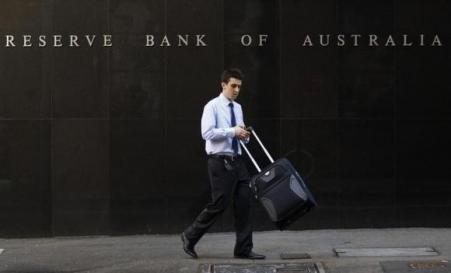 © Reuters/Daniel Munoz. An office worker walks past the Reserve Bank of Australia (RBA) building in central Sydney on April 2, 2013.