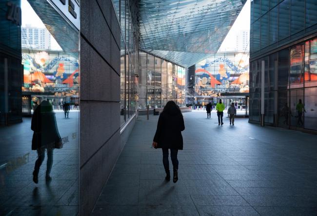 © Bloomberg. Pedestrians pass in front of Goldman Sachs headquarters in New York. Photographer: Michael Nagle/Bloomberg