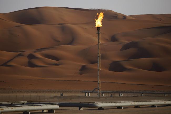 © Bloomberg. Flames burn off at an oil processing facility in Saudi Aramco's oilfield in the Rub' Al-Khali (Empty Quarter) desert in Shaybah, Saudi Arabia, on Tuesday, Oct. 2, 2018. Saudi Aramco aims to become a global refiner and chemical maker, seeking to profit from parts of the oil industry where demand is growing the fastest while also underpinning the kingdom’s economic diversification. Photographer: Simon Dawson/Bloomberg