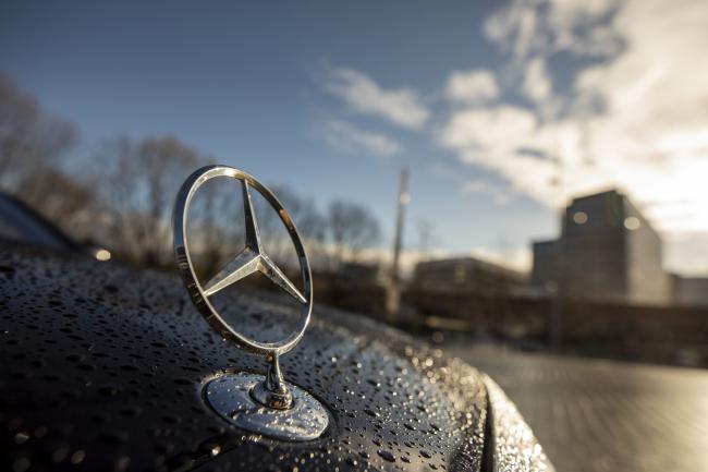 © Bloomberg. A Mercedes-Benz AG star logo sits the hood of a Mercedes-Benz S-Class automobile outside the Daimler AG headquarters in Stuttgart, Germany, on Tuesday, Feb. 11, 2020. Daimler slashed its dividend to the lowest since the financial crisis and promised deeper cost cuts as Chief Executive Officer Ola Kallenius frees up cash to pay for an accelerated electrification effort in the coming year. Photographer: Alex Kraus/Bloomberg