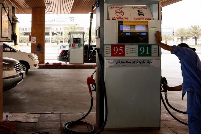 © Bloomberg. An attendant returns the pump handle after refilling an automobile with fuel at a gas station in Riyadh, Saudi Arabia, on Tuesday, May 19, 2020. Hit simultaneously by plunging crude prices and coronavirus shutdowns, the non-oil economy is expected to contract for the first time in over 30 years. Photographer: Tasneem Alsultan/Bloomberg