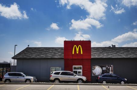 © Reuters. Cars line up in a drive through lane at a McDonald's fast food restaurant in Toronto, May 1, 2014.